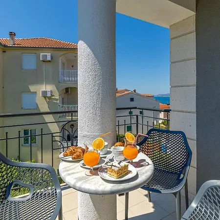 Island Mihaela - Happy Apartment
