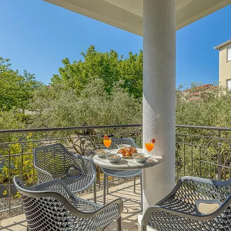 Island Mihaela - Happy Apartment