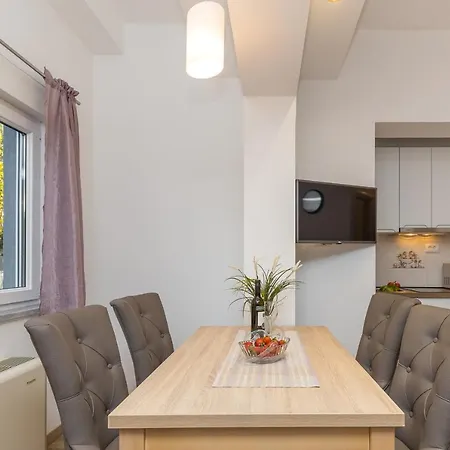 Island Mihaela Apartment