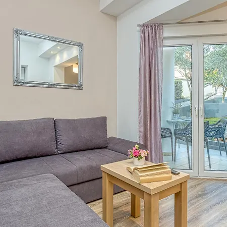 Island Mihaela Apartman *