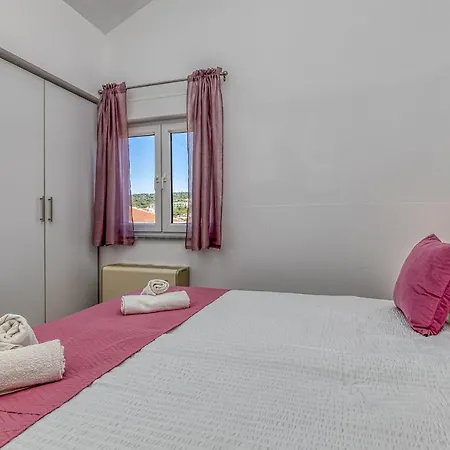 Island Mihaela Apartment *
