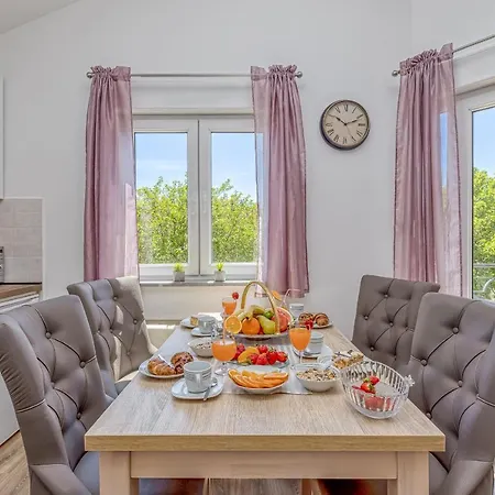 Island Mihaela Apartment *