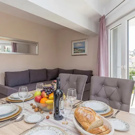 Apartment Island Mihaela *