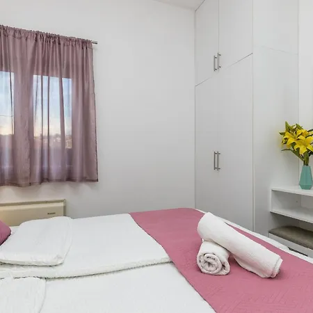 Island Mihaela 아파트 오크루그고른지