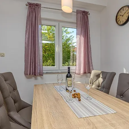 Island Mihaela 아파트