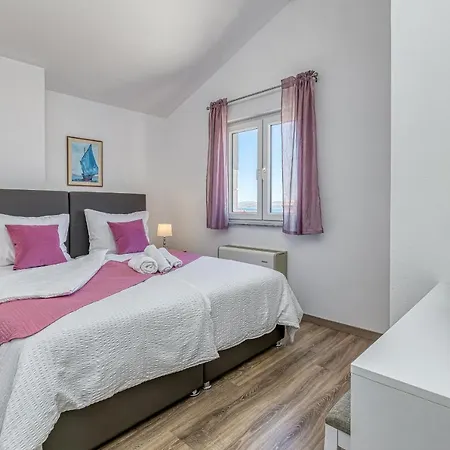 Island Mihaela 오크루그고른지