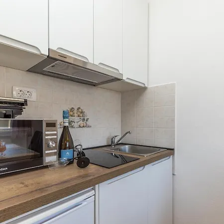 Island Mihaela 아파트